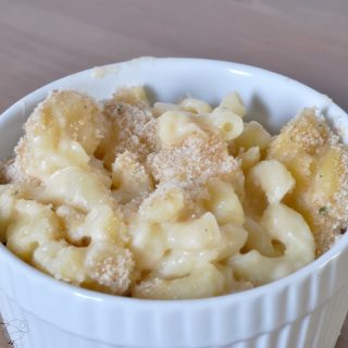 Creamy Baked Mac and Cheese Recipe {The Love Nerds} #pasta #macandcheese #partyrecipe