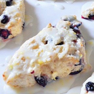 Delicious Glazed Lemon BlueBerry Scones {The Love Nerds} #recipe #scones #breakfast #pastry