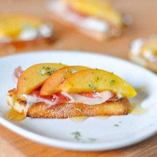 A gorgeous and easy appetizer idea! These Peach Prosciutto Goat Cheese Crostinis will impress everyone! |The Love Nerds