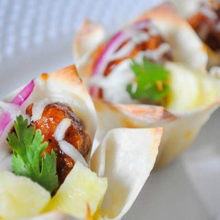 Hawaiian BBQ Chicken Cups - Enjoy Hawaiian BBQ Chicken Pizza in an easy appetizer recipe! A delicious combo of BBQ and pineapple inside a crispy wonton cup! | The Love Nerds