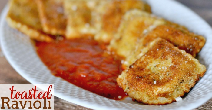 Who can say no to breaded, fried cheesy goodness?! I definitely can't and LOVE St. Louis Toasted Ravioli! They are the perfect appetizer and dinner idea. | The Love Nerds