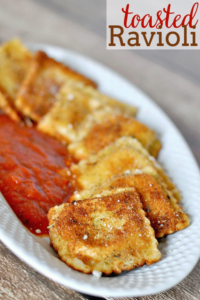 Who can say no to breaded, fried cheesy goodness?! I definitely can't and LOVE St. Louis Toasted Ravioli! They are the perfect appetizer and dinner idea. | The Love Nerds