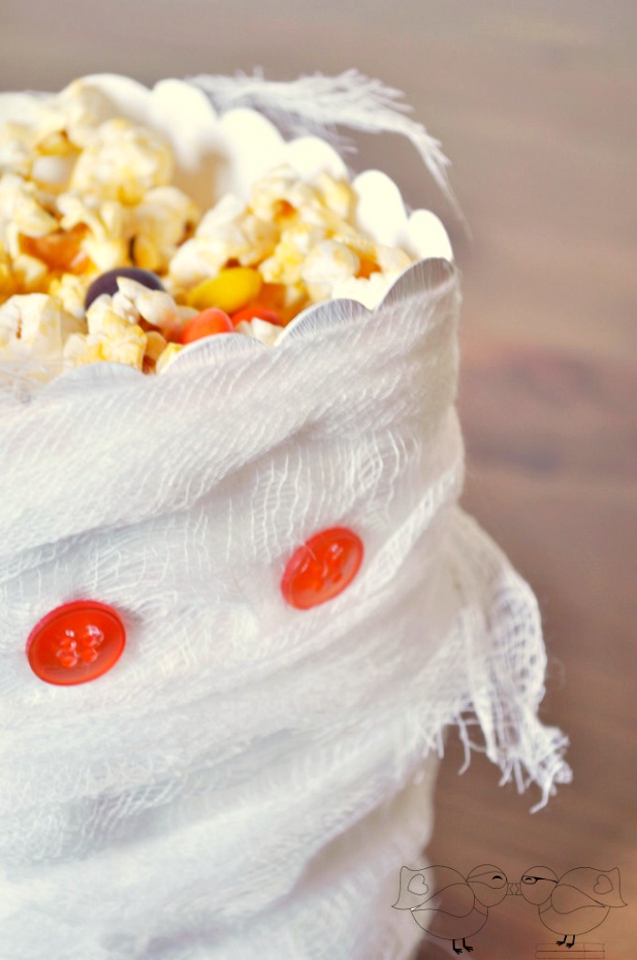Serve your Halloween Treats in a Spooky Mummy Popcorn Box! {The Love Nerds} #Halloween #Hallowenparty #popcornbox