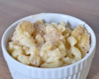 Creamy Baked Mac and Cheese Recipe {The Love Nerds} #pasta #macandcheese #partyrecipe