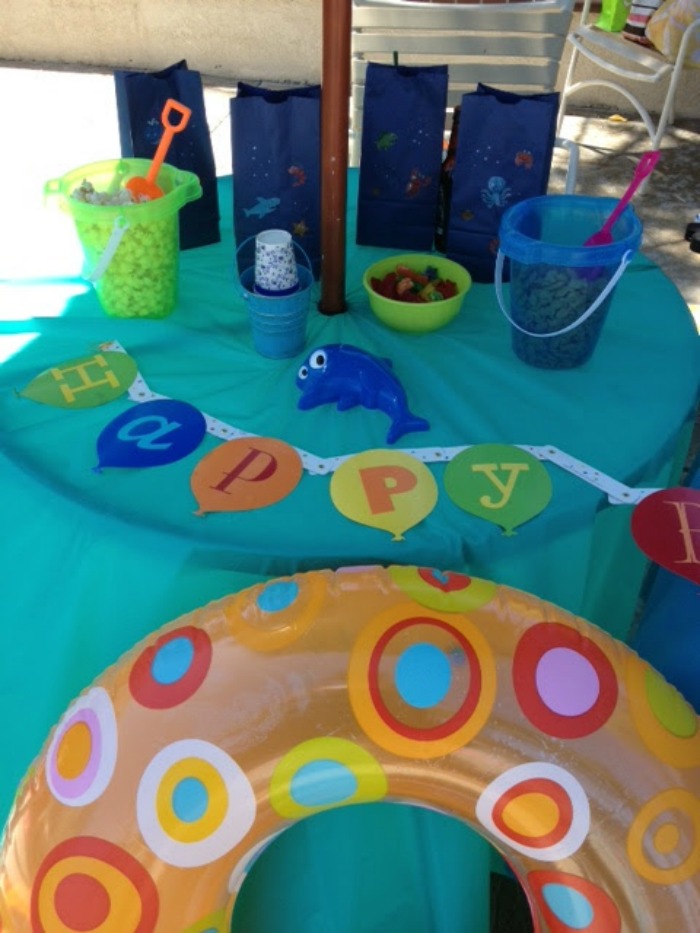 Birthday Pool Party from One Tipsy Chick {The Love Nerds} #birthday #birthdayparty #poolparty
