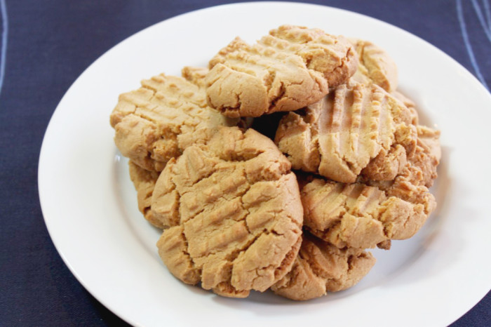 Crunchy Peanut Butter Cookies {The Love Nerds} #cookierecipe #peanutbutter #dessert