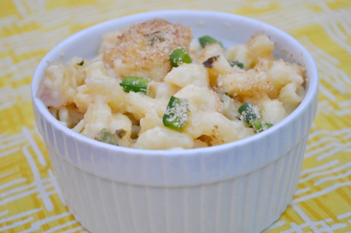Jalapeño Mac and Cheese - A Creamy Baked Macaroni with the perfect amount of heat from jalapeños and pepper jack cheese! {The Love Nerds} #macandcheese #dinnerrecipe 