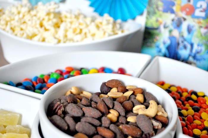 Make your movie night at home special with a fun popcorn bar! Our's was for Rio 2, so we have Blu's favorite blueberries! {The Love Nerds} #PopForRio2 #PMedia #ad