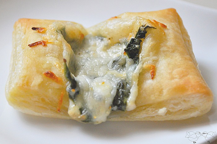 Spinach Dip Pastry Bites - An easy appetizer to throw together with puff pastry for the golden, flaky crust! {The Love Nerds} #appetizer #partyfood 