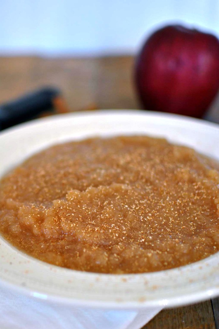Best Slow Cooker Homemade Applesauce - This recipe will please everyone in your family! It is a healthy slow cooker recipe that will definitely make your home smell amazing! {The Love Nerds Apple Series}