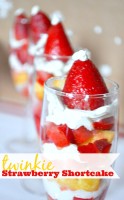 Making a yummy dessert doesn't have to be hard! These Twinkie Strawberry Shortcake are easy to throw together and even easier to serve at a party with their individual dessert portions! Plus, who doesn't love Twinkies?! {The Love Nerds} #HostessHoliday #ad