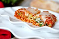 Delicious Spinach and Sausage Lasagna Rolls! This dinner idea makes fabulous leftovers, plus they can be divided into batches and frozen for the future! {The Love Nerds}