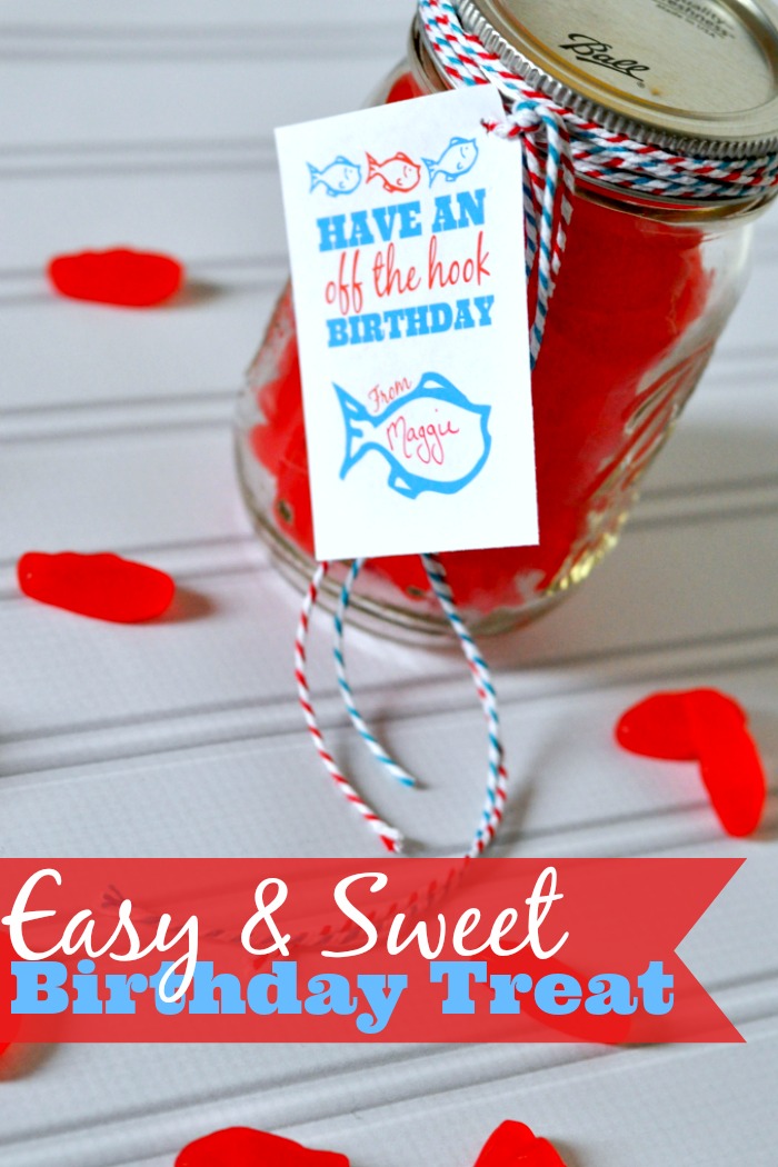 Easy and Sweet Birthday Gift in a Jar - Swedish Fish Birthday Treat with FREE printable! {The Love Nerds}