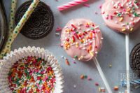 Fun and Easy Birthday Party Oreo Pops! Make in any color to coordinate with your party!