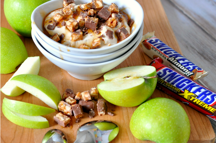 Extreme SNICKERS® Cheesecake Dip {The Love Nerds} #WhenImHungry #Ad