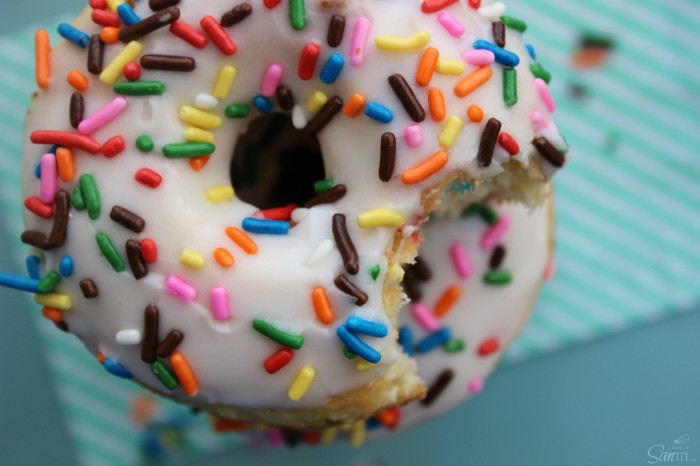 Want to know the best way to start off any birthday?! Then check out these Funfetti Baked Cake Mix Donuts!! 