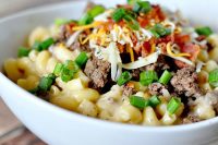 Do you love grown up mac and cheese recipes?! They are my ultimate comfort food, like this Cheeseburger Macaroni for example! It's the perfect family friendly dinner idea! | The Love Nerds