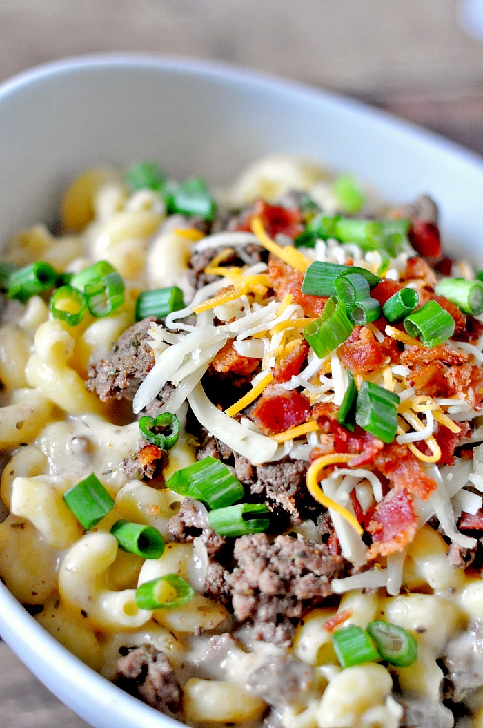 Do you love grown up mac and cheese recipes?! They are my ultimate comfort food, like this Cheeseburger Macaroni for example! It's the perfect family friendly dinner idea! | The Love Nerds