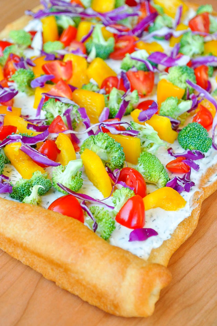 Dill Cream Cheese Veggie Pizza Appetizer - This light, colorful pizza recipe is the perfect summer appetizer! | The Love Nerds #healthyappetizer #flatbreadrecipe #rainbowrecipe 