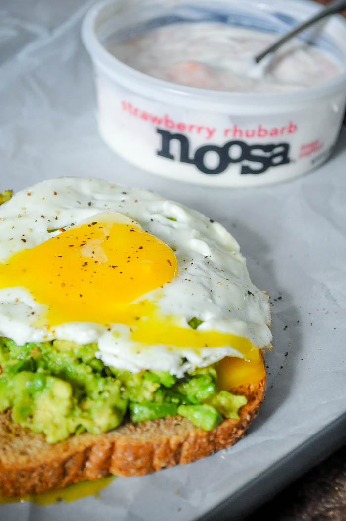 3 Quick Egg Breakfasts to break your breakfast rut! These quick breakfast ideas are a tasty way to start your day alongside delicious noosa yoghurt! | The Love Nerds #Spon