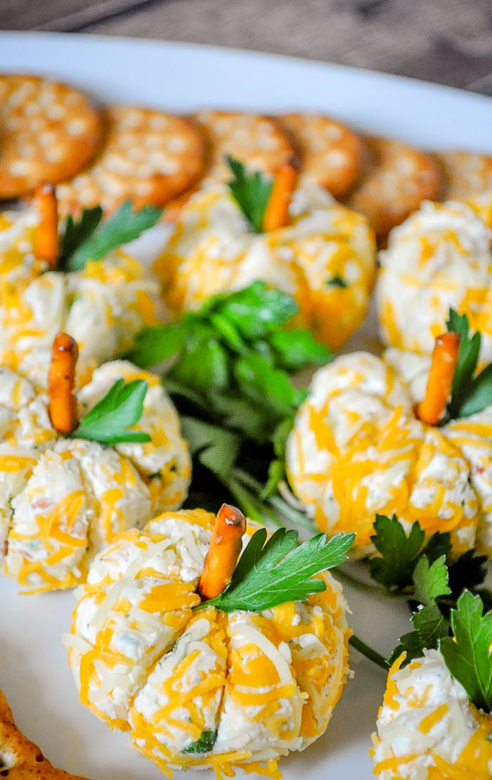 Fun and festive Pumpkin Mini Cheese Balls - Make a delicious bacon and ranch cheese ball and shape them into adorable pumpkins for Halloween and fall parties! | The Love Nerds #ad #HalloweenTreats @Horizon_Organic