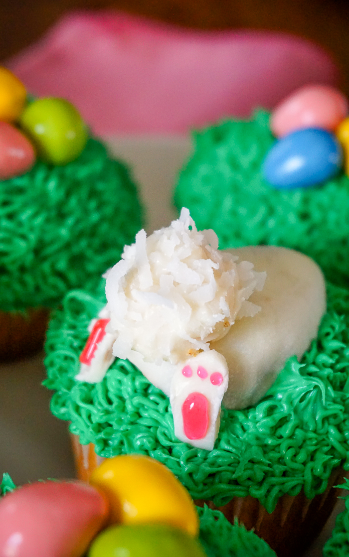 Easy Easter Cupcakes - There is still time to make cute but simple Easter Egg Cupcakes and even a fun Bunny Butt Cupcake! | The Love Nerds #ad #MixUpAMoment 