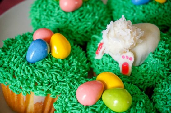 Easy Easter Cupcakes - There is still time to make cute but simple Easter Egg Cupcakes and even a fun Bunny Butt Cupcake! | The Love Nerds #ad #MixUpAMoment