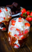 Strawberry and Banana Brownie Sundaes are the perfect treat for a warm day! You just can't go wrong with chocolate, ice cream, caramel, and fresh fruit! | The Love Nerds #ad #MixUpAMoment