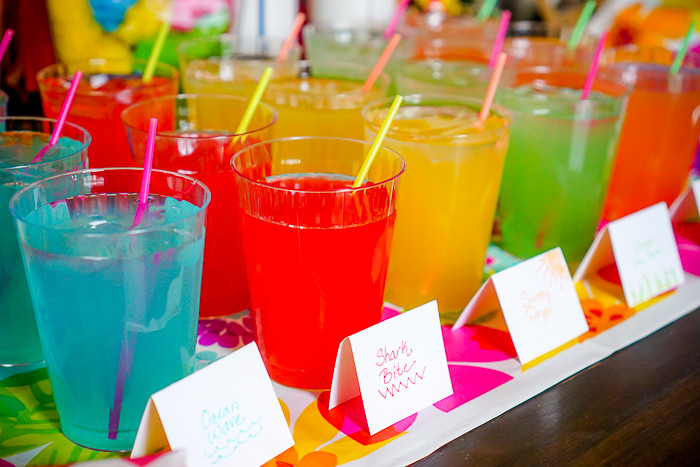 Forget dreary winter and celebrate bright, tropical flavors of summer with an easy Colorful Summer Party! | The Love Nerds #ad #chdistillery #CHooseCH #CHhouseparty