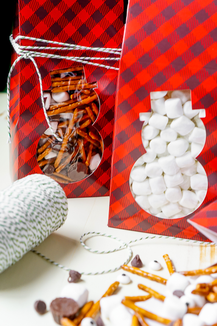 Frosty's Snowman Party Mix - A fun holiday snack to enjoy while watching Frosty the Snowman! | The Love Nerds