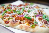 BBQ Pulled Pork Flatbread Pizza - Whether you want to enjoy this recipe for lunch, dinner or with your friends on Game Day, this easy flatbread recipe is ready in no time and always delivers great flavor! | The Love Nerds