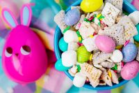Easter Bunny Chow Recipe - An easy and tasty spring puppy chow recipe the whole family will love! These muddy buddies are just too cute to pass up for the Easter holiday! | The Love Nerds