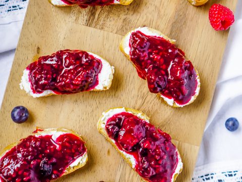 https://thelovenerds.com/wp-content/uploads/2017/12/Berry-Goat-Cheese-Crostinis_-8-480x360.jpg