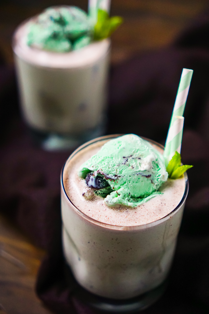 Mint Frozen Mudslide Recipe - Boozy Milkshakes are great for cocktails and dessert! Star Wars Drinks are perfect for Star Wars movie marathons