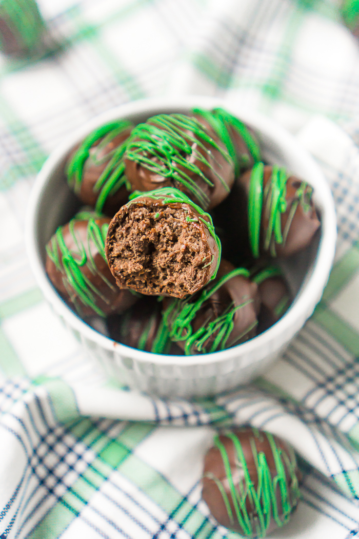 Grasshopper Mint Truffles made with mint chocolate cookies, cream cheese and chocolate coating! Tasty, flavorful and an easy St. Patrick’s Day dessert recipe you don’t want to miss! 