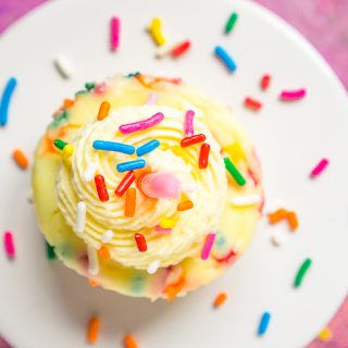 Mini Funfetti Cheesecakes are the perfect birthday party dessert recipe!! A sprinkle filled birthday cake cheesecake filling on top of an easy nilla wafer crust!