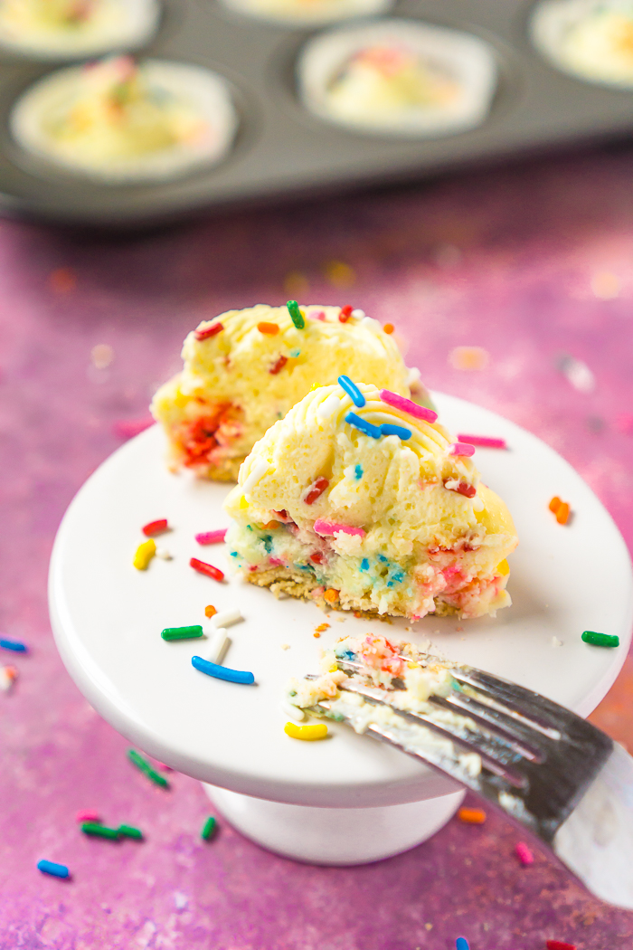 Mini Funfetti Cheesecakes are the perfect birthday party dessert recipe!! A sprinkle filled birthday cake cheesecake filling on top of an easy nilla wafer crust! 