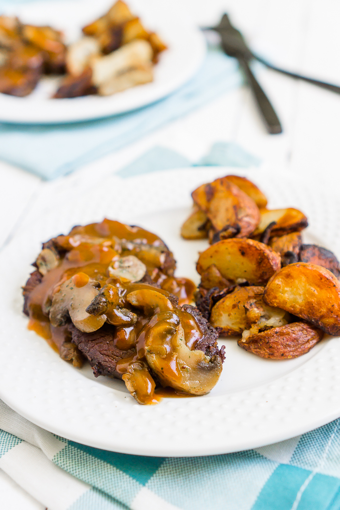 We've been short on time and energy lately when it comes to dinner, and I've been coming up short on ideas for delicious dinner ideas that can be ready in 20 minutes of less. So I was really excited about this Seasoned Steak Fillet & Mushrooms Dinner and Entree kit from Tyson®! 