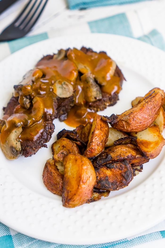 We've been short on time and energy lately when it comes to dinner, and I've been coming up short on ideas for delicious dinner ideas that can be ready in 20 minutes of less. So I was really excited about this Seasoned Steak Fillet & Mushrooms Dinner and Entree kit from Tyson®! 