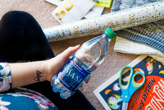 Today I'm sharing last minute tips for surviving the holiday! With only a week before Christmas, I'm sure you have a lot of holiday prep still ahead of you, so make sure to prioritize your health and sanity! You deserve a happy holiday! | THE LOVE NERDS #christmasprep #holidaytips #ad #HydrateYourDay