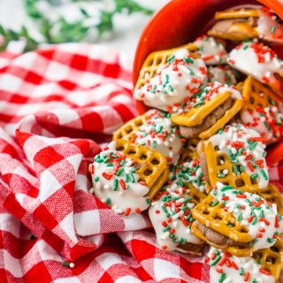 It doesn't get much better than a salty, chocolate and caramel combination! These Holiday Rolo Pretzel Bites are perfection in a bite sized dessert that can be easily customized for any holiday with a change of sprinkles!! | THE LOVE NERDS #christmascandy #christmasdessert #candyrecipe #holidayrecipe