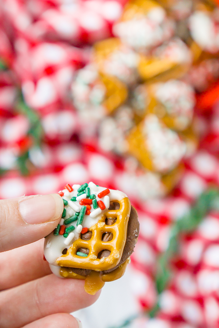 It doesn't get much better than a salty, chocolate and caramel combination! These Holiday Rolo Pretzel Bites are perfection in a bite sized dessert that can be easily customized for any holiday with a change of sprinkles!! | THE LOVE NERDS #christmascandy #christmasdessert #candyrecipe #holidayrecipe 