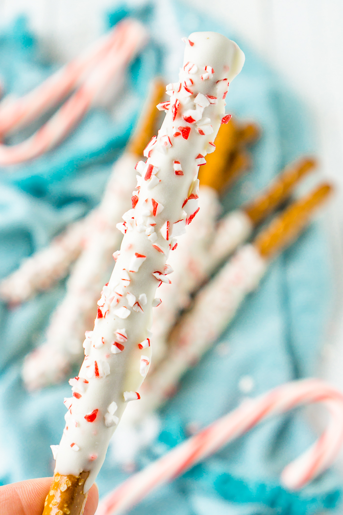 White Chocolate Peppermint Pretzel Rods are the Christmas candy recipe you didn't know you needed, but you do! Add the perfect touch of peppermint to classic chocolate pretzel sticks. | THE LOVE NERDS #christmascandy #christmasdessert #candyrecipe #holidayrecipe 