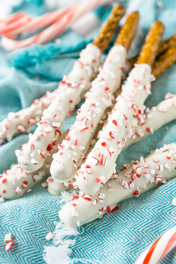 White Chocolate Peppermint Pretzel Rods are the Christmas candy recipe you didn't know you needed, but you do! Add the perfect touch of peppermint to classic chocolate pretzel sticks. | THE LOVE NERDS #christmascandy #christmasdessert #candyrecipe #holidayrecipe 