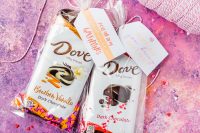 Make easy but delicious Galentine's Day Gift Bags to thank the amazing friends in your friend with some help from DOVE® Chocolate Bars and FREE printable gift tags and cards! It's a quick DIY treat bag your friends will remember! | THE LOVE NERDS #friendgifts #diygiftbags #galentinesday