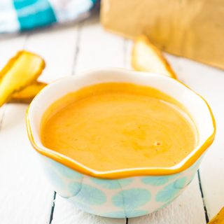 Delicious sweet and spicy fry sauce makes every fry better! This Honey Sriracha dipping sauce is the perfect combination of spicy from the Sriracha Sauce and sweet from a touch of honey. | THE LOVE NERDS